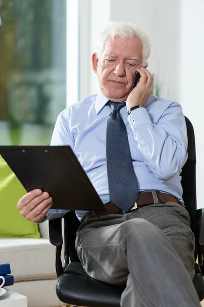 Uomo disabile che parla al telefono — Foto Stock