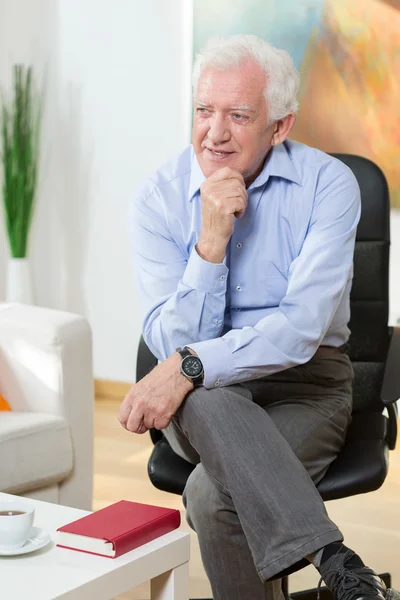 Anciano sentado en una silla —  Fotos de Stock