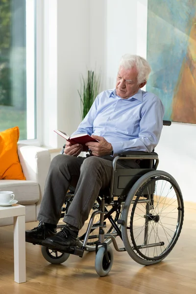 Älterer Mann liest ein Buch — Stockfoto