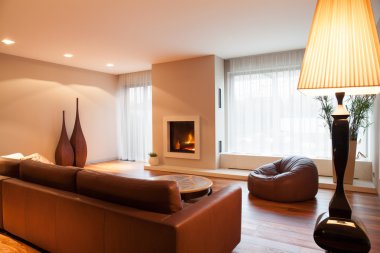 Çizim odasında deri kanepe