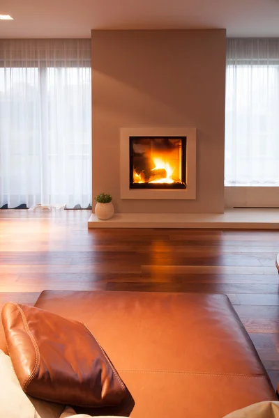 Woonkamer met gezellige open haard en leren bank — stockfoto ... Openhaard fireplaces woonkamer