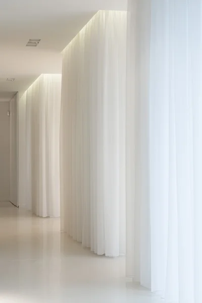 Biały korytarz w nowoczesnej rezydencji — Zdjęcie stockowe