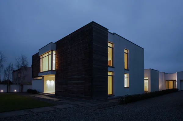 Fenêtres éclairées dans une maison individuelle — Photo