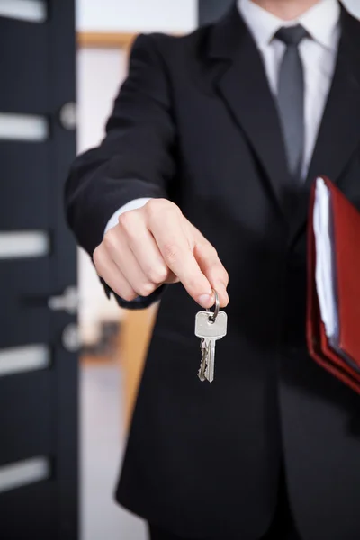 Close-up van de sleutels in de handen van de makelaar — Stockfoto