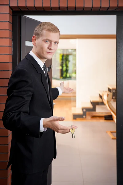 Handsome estate agent in the apartment — Stock Photo, Image