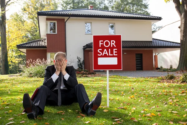 Immobilienmakler sitzt vor dem Haus — Stockfoto