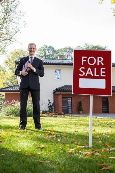 Estate agent czeka na klientów — Zdjęcie stockowe