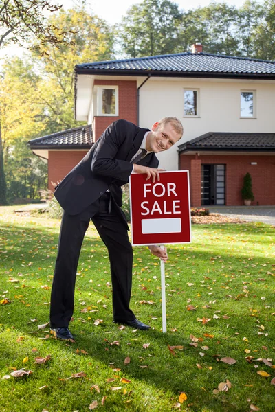 Immobilienmakler versucht Haus zu verkaufen — Stockfoto