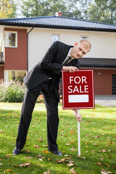 Agente imobiliário preparando casa para venda — Fotografia de Stock