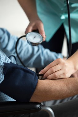 Kan basıncı ölçülür kıdemli