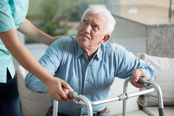 Homme handicapé en maison de retraite — Photo