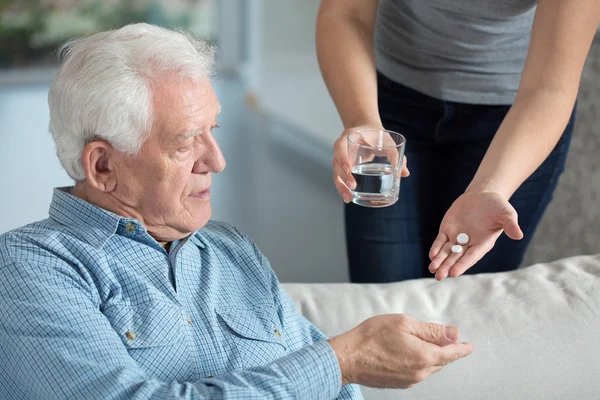 Ill homem sênior tomando remédio — Fotografia de Stock