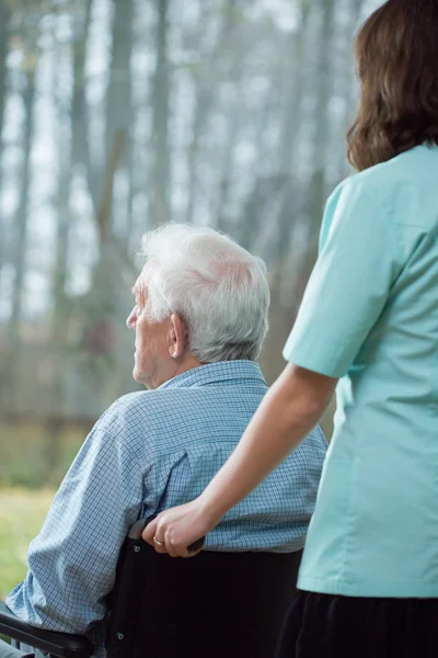 Eenzame senior in verpleeghuis — Stockfoto