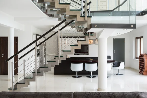 Treppe im ersten Stock — Stockfoto