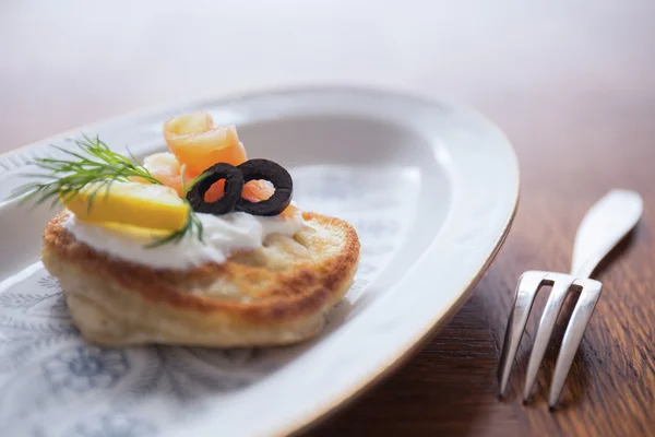 Blini de trigo mourisco com salmão defumado — Fotografia de Stock