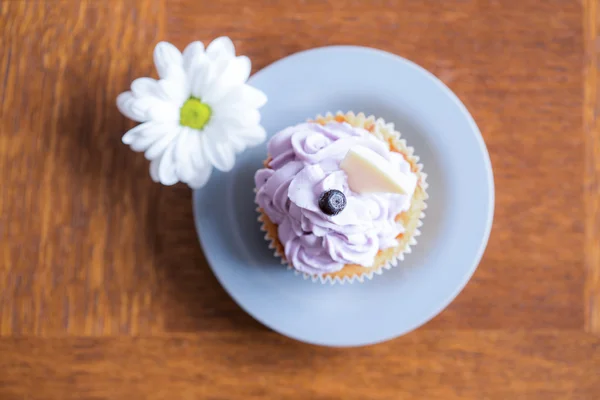 Böğürtlenli krema ile lezzetli kek — Stok fotoğraf