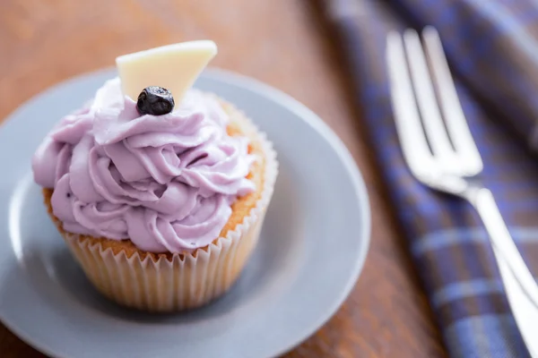 Cupcake aux myrtilles avec crème de mascarpone — Photo