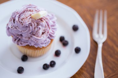 İştah açıcı muffin Böğürtlenli krema ile