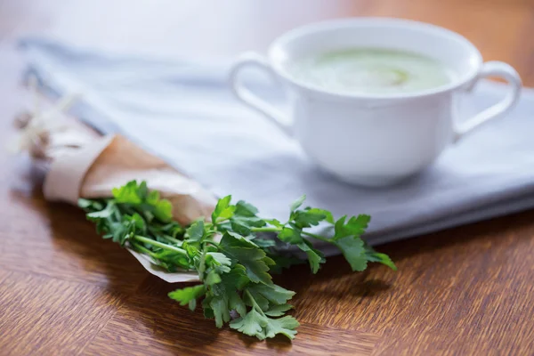 Petersilie und weiße Tasse — Stockfoto