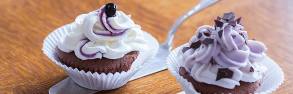 Cupcakes au chocolat avec glaçage crémeux — Photo