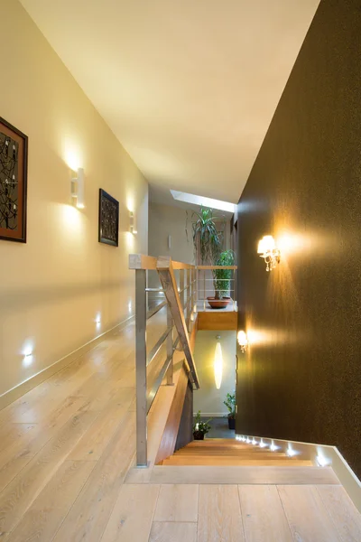 Escadaria em um apartamento moderno — Fotografia de Stock
