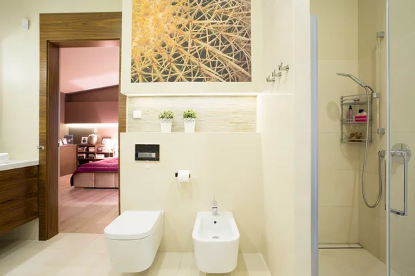 Kamar hotel dengan toilet pribadi — Stok Foto