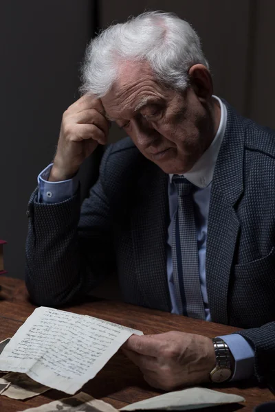 Homem solitário lendo carta velha — Fotografia de Stock