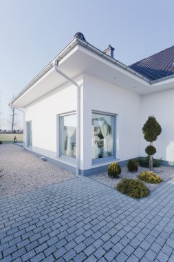 Beyaz duvarlı müstakil ev