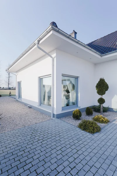 Einfamilienhaus mit weißen Wänden — Stockfoto