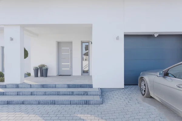 Entrance to detached house — Stock Photo, Image