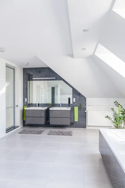 Светлая просторная ванная комната — стоковое фото