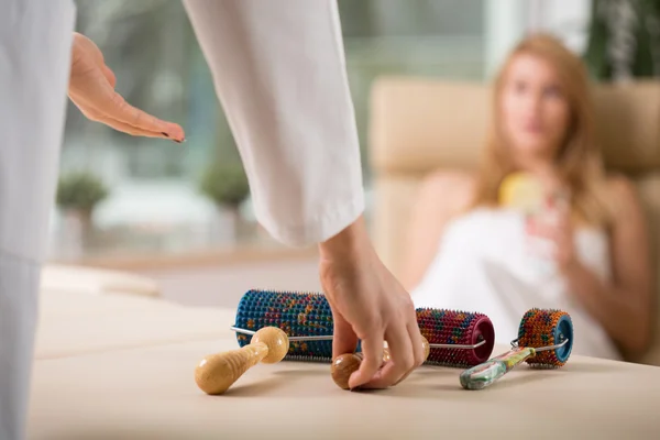 Masseur preparing to do massage — Stock Photo, Image