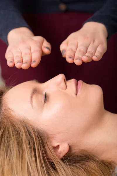 Vrouw in reiki healing sessie — Stockfoto