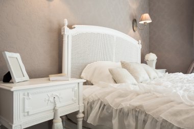 Bir yatak odasında rahat yatak