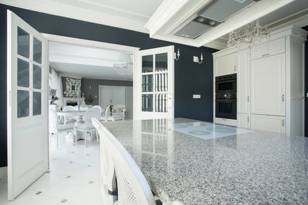 Cucina costosa con piano di lavoro in marmo — Foto Stock