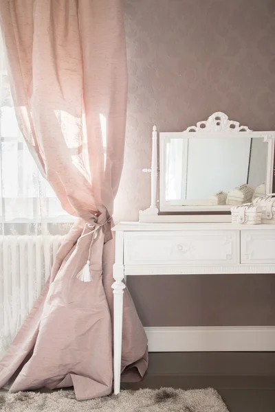 Vestidor en un dormitorio — Foto de Stock