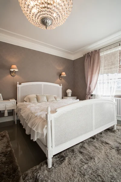 Ruim bed in dure huis — Stockfoto