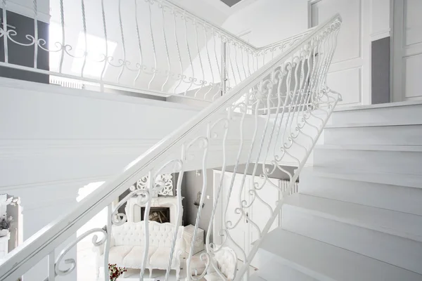 Escalera blanca dentro de la casa cara — Foto de Stock