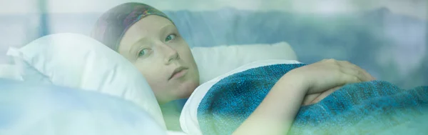 Молодая женщина, страдающая раком — стоковое фото