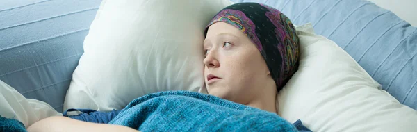 Flicka med cancer — Stockfoto