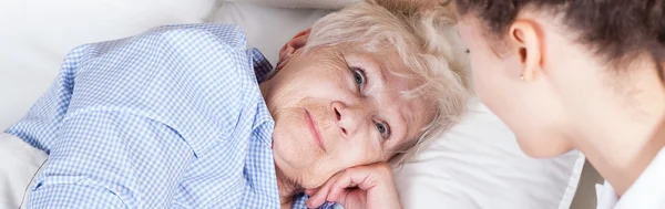 Ältere Frau im Bett — Stockfoto