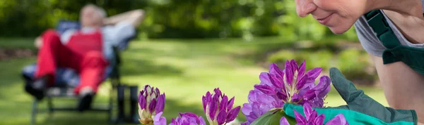 Jardinero femenino preocupado por las flores —  Fotos de Stock