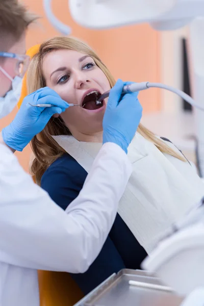 Лечение зубов — стоковое фото