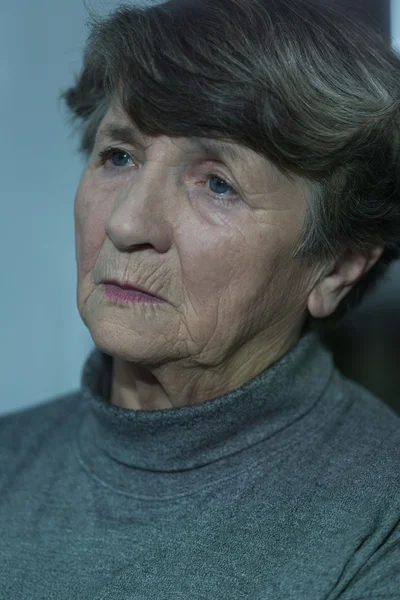 Retrato de mulher idosa preocupada — Fotografia de Stock