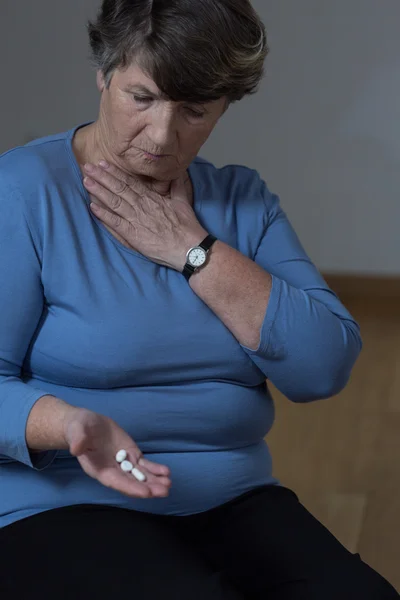 Mujer mayor tomando medicamentos — Foto de Stock