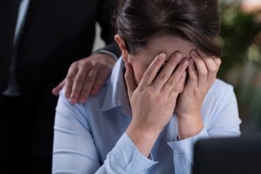 Ofiste ağlayan kadın