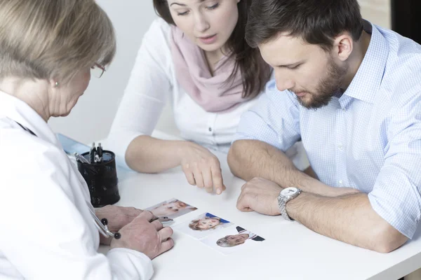 Par att välja kännetecken av deras barn — Stockfoto