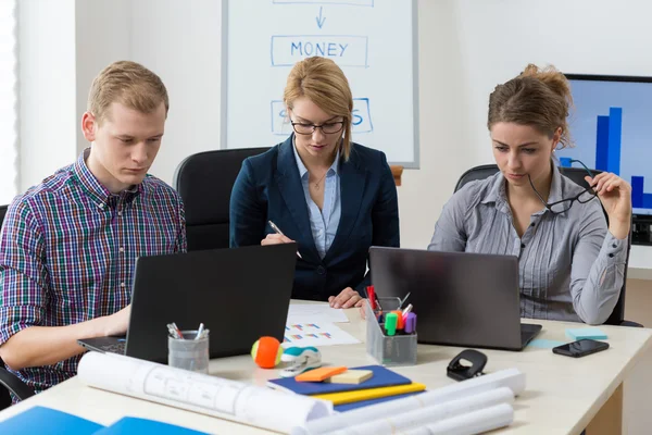 Architektenteam im Büro — Stockfoto