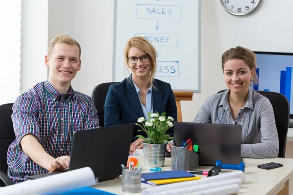 Glückliches Team in der Geschäftsstelle — Stockfoto