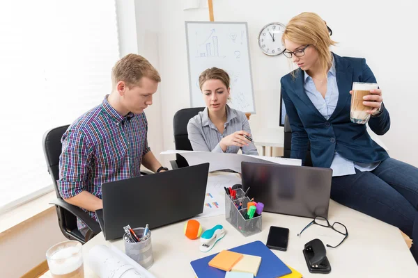 Zusammenarbeit im Büro — Stockfoto